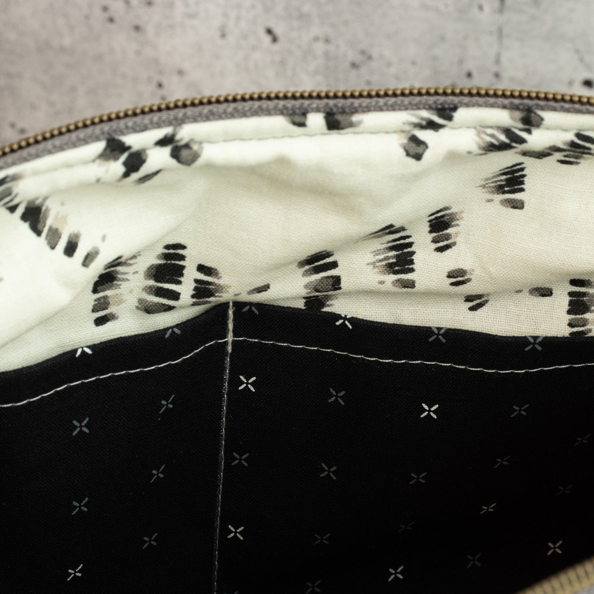 Meluna XL Schultertasche aus echino Heavy Canvas Crop in Schwarz/Grau – Handgemachte Crossbody Bag