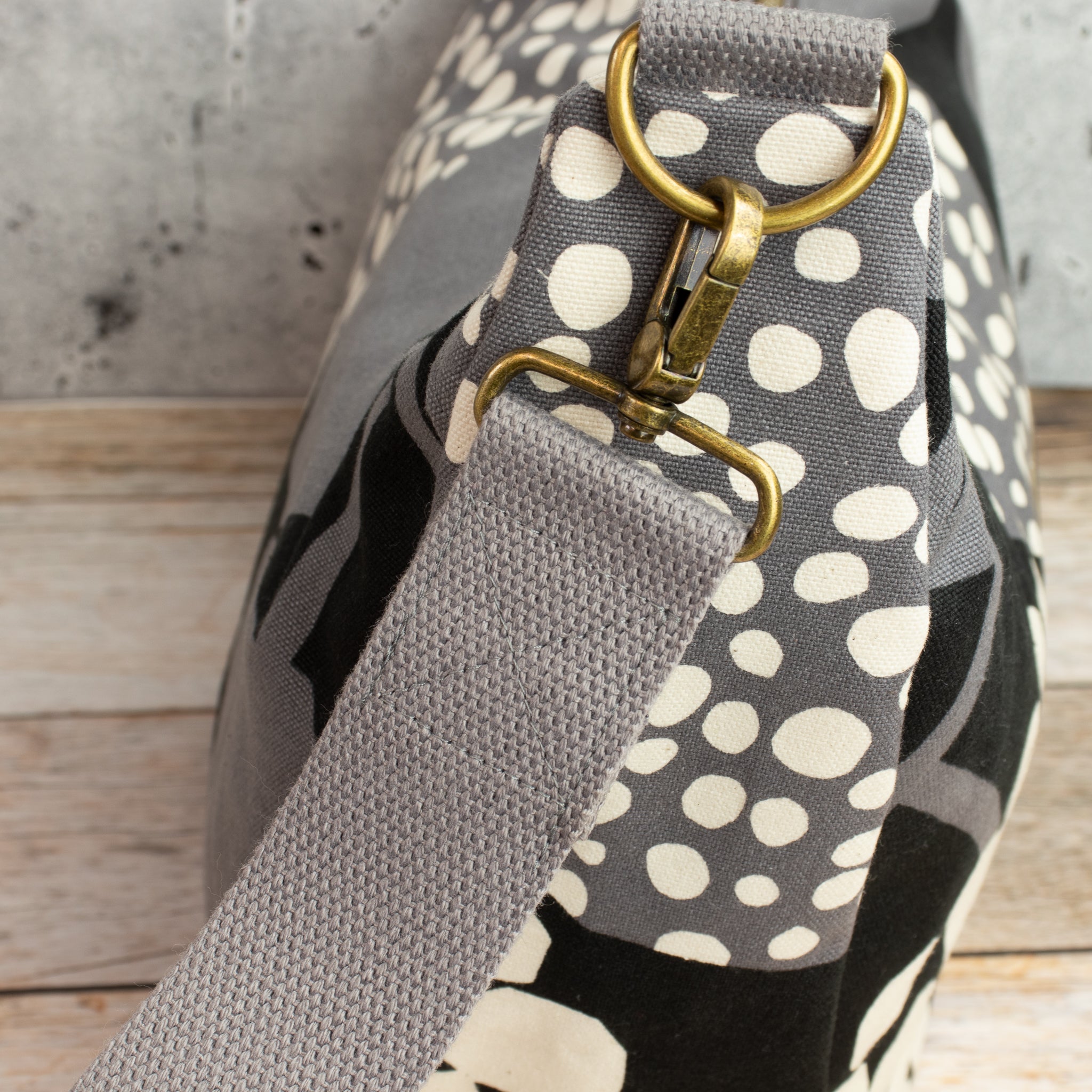 Meluna XL Schultertasche aus echino Heavy Canvas Crop in Schwarz/Grau – Handgemachte Crossbody Bag