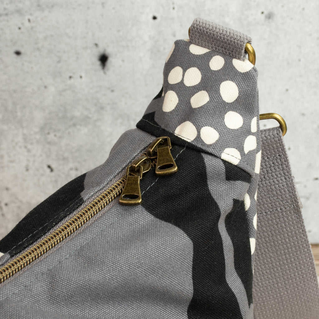 Meluna XL Schultertasche aus echino Heavy Canvas Crop in Schwarz/Grau – Handgemachte Crossbody Bag
