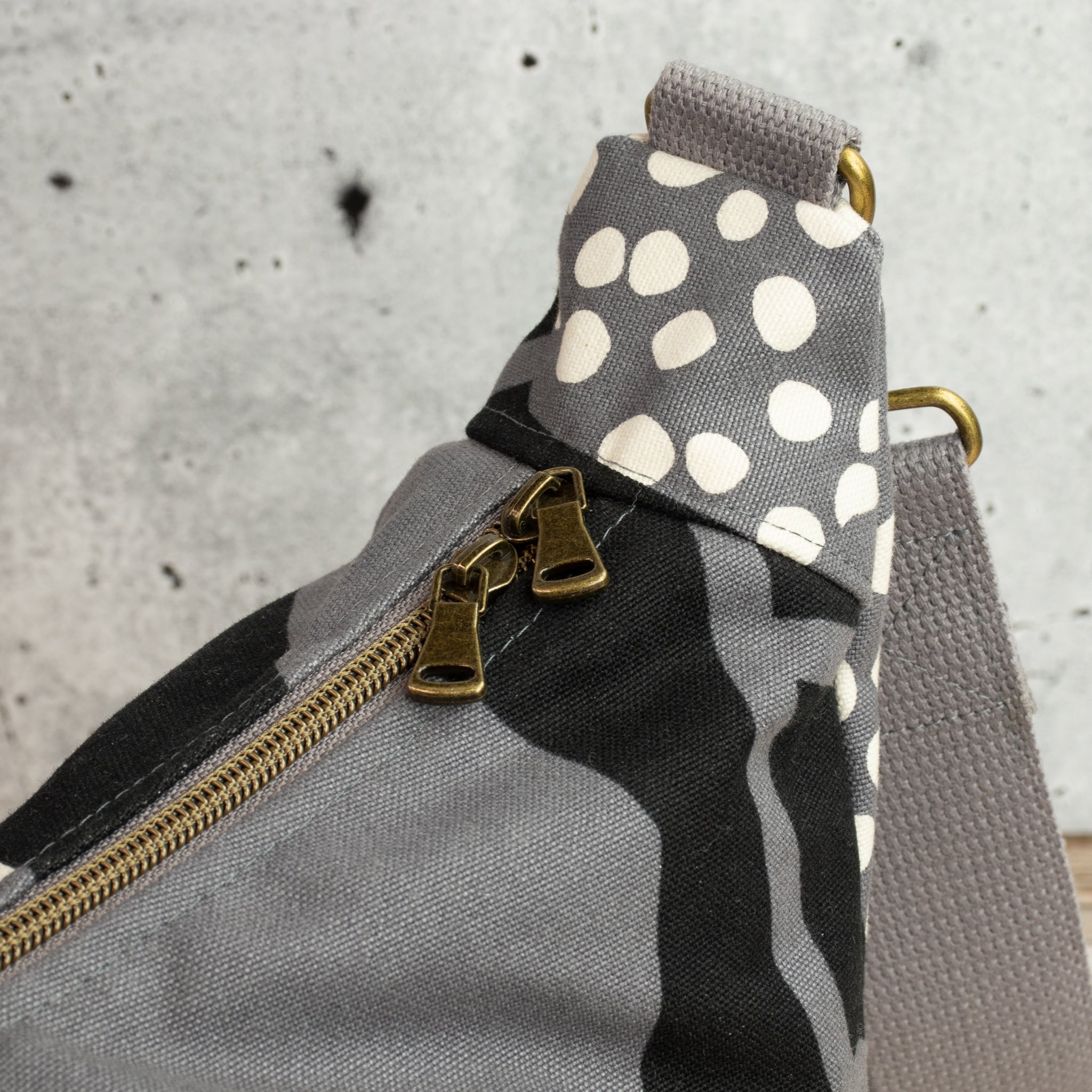 Meluna XL Schultertasche aus echino Heavy Canvas Crop in Schwarz/Grau – Handgemachte Crossbody Bag