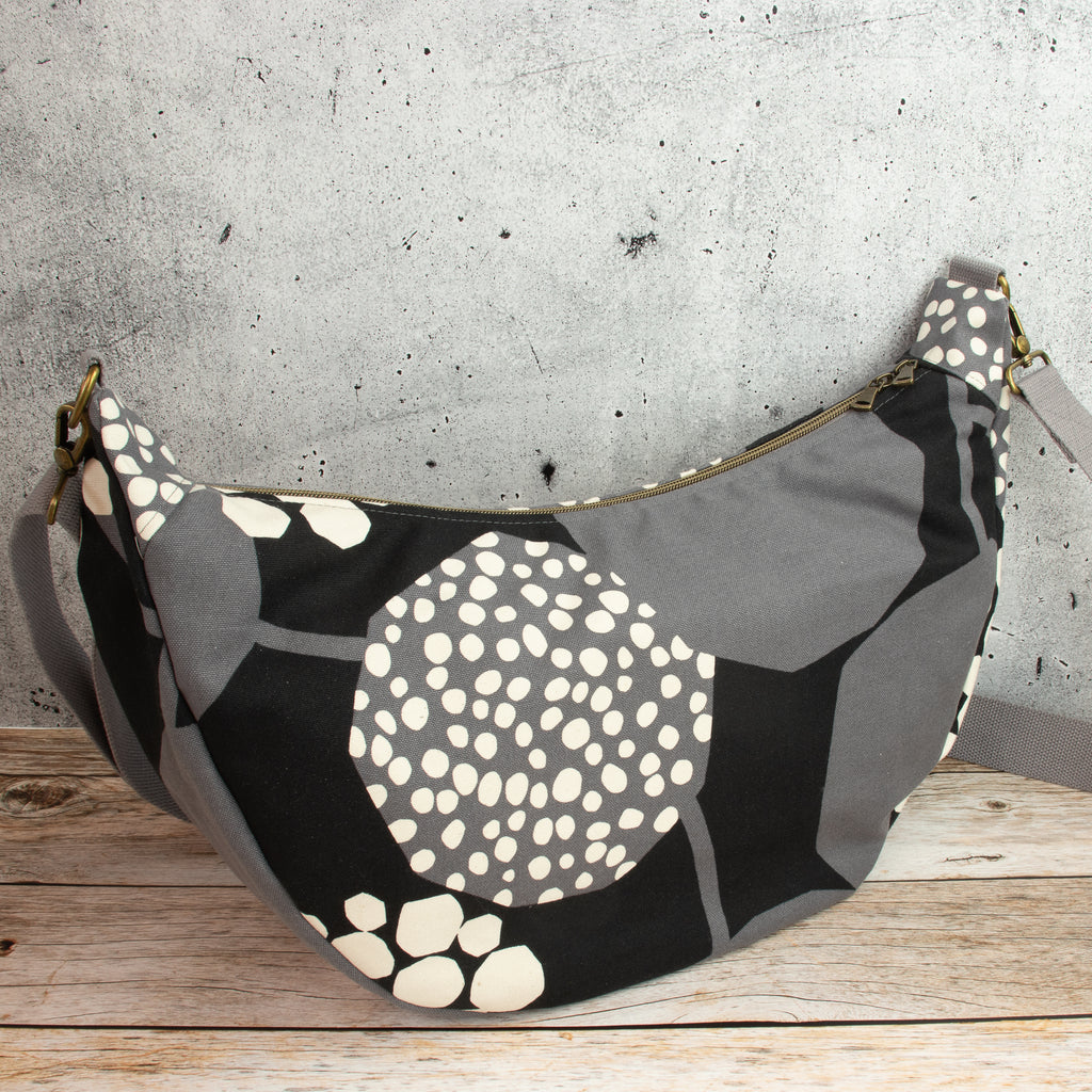 Meluna XL Schultertasche aus echino Heavy Canvas Crop in Schwarz/Grau – Handgemachte Crossbody Bag