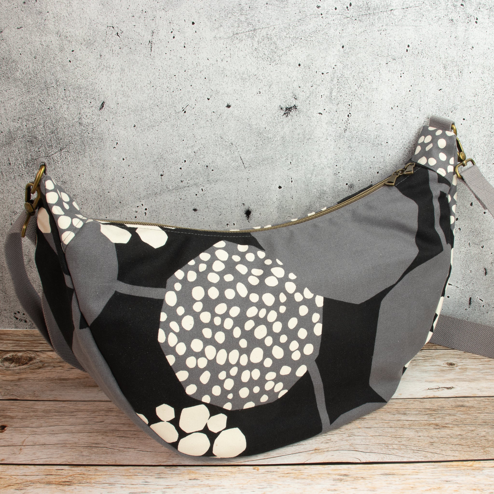 Meluna XL Schultertasche aus echino Heavy Canvas Crop in Schwarz/Grau – Handgemachte Crossbody Bag