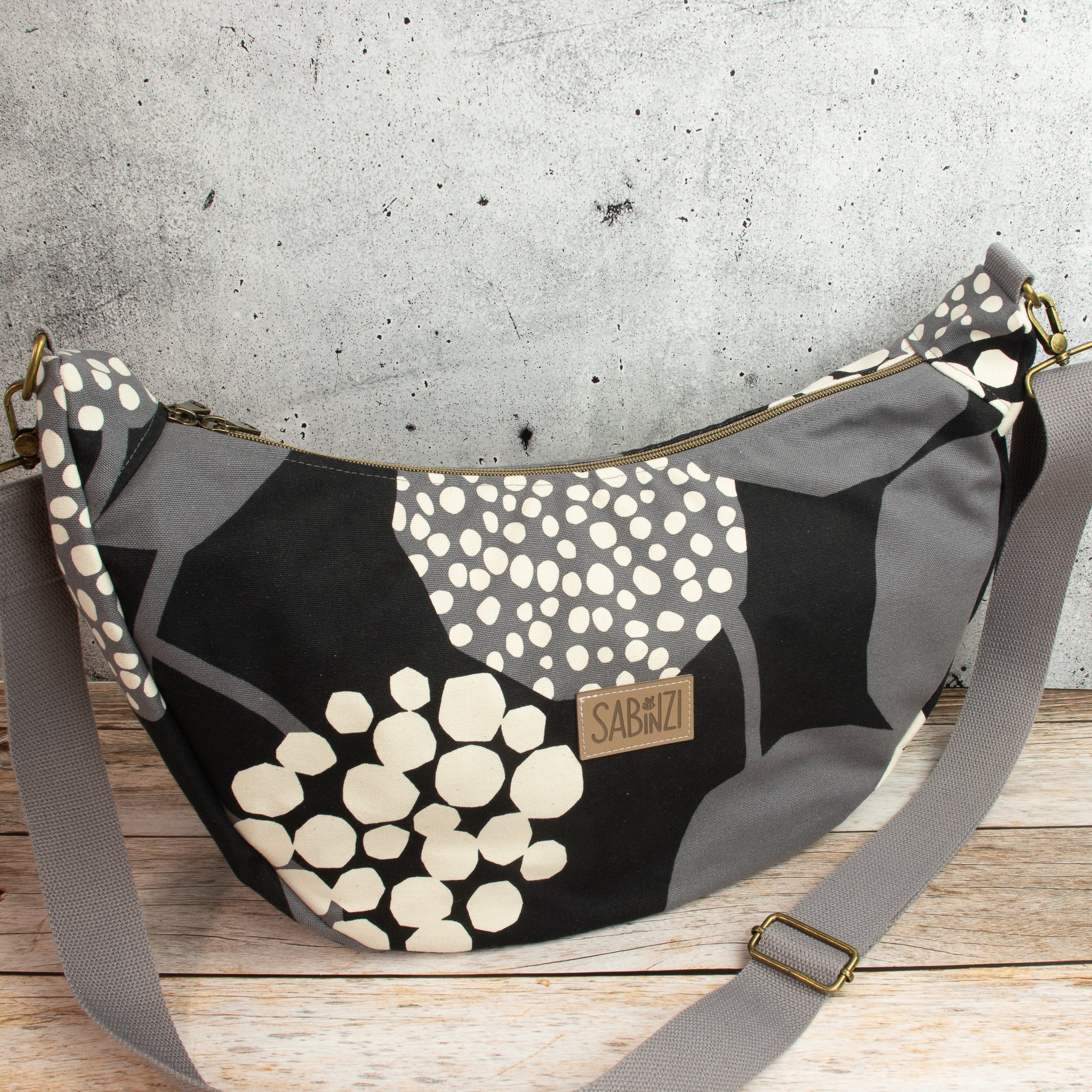 Meluna XL Schultertasche aus echino Heavy Canvas Crop in Schwarz/Grau – Handgemachte Crossbody Bag