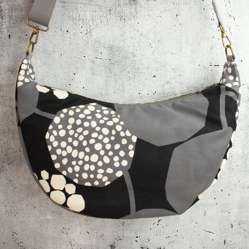 Meluna XL Schultertasche aus echino Heavy Canvas Crop in Schwarz/Grau – Handgemachte Crossbody Bag