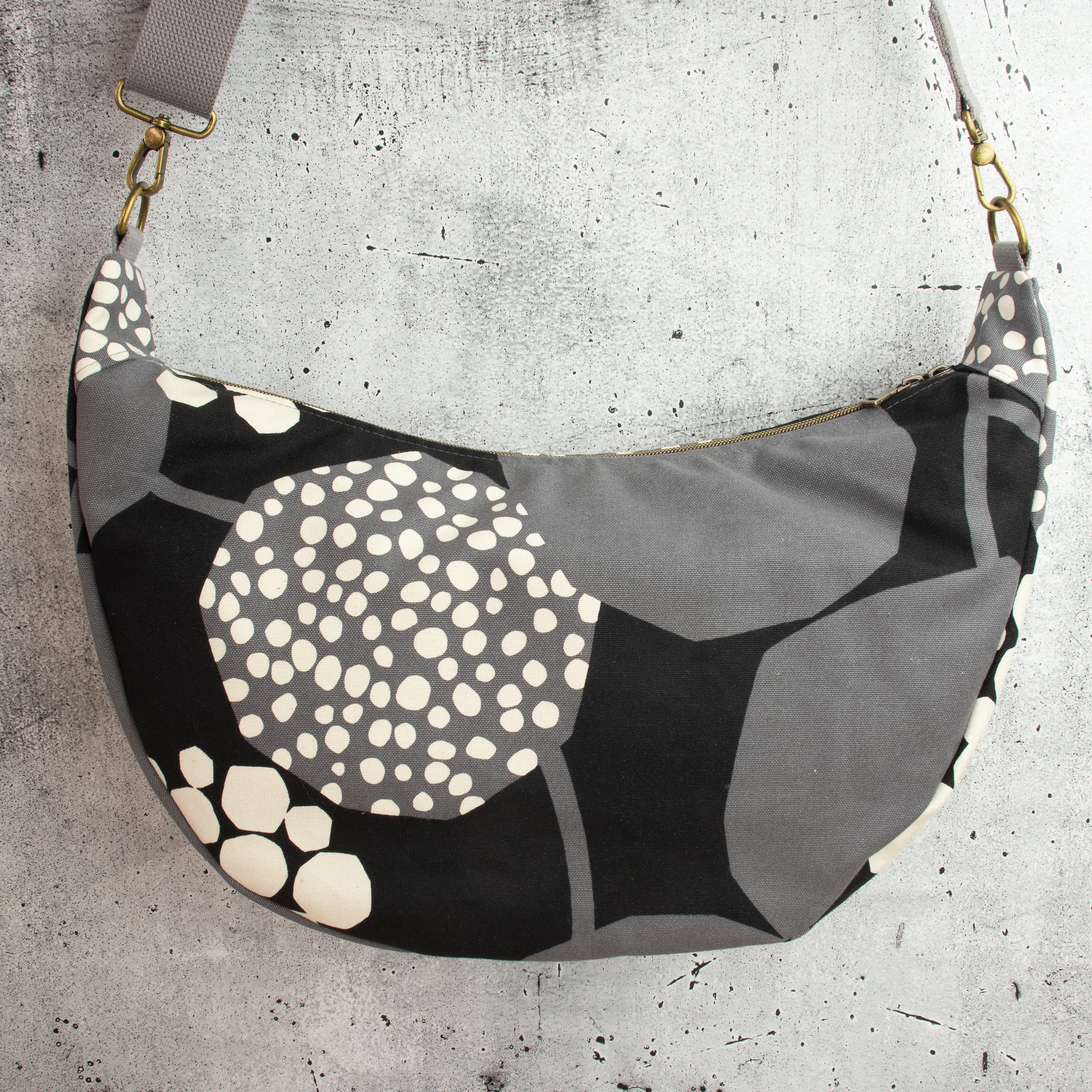 Meluna XL Schultertasche aus echino Heavy Canvas Crop in Schwarz/Grau – Handgemachte Crossbody Bag