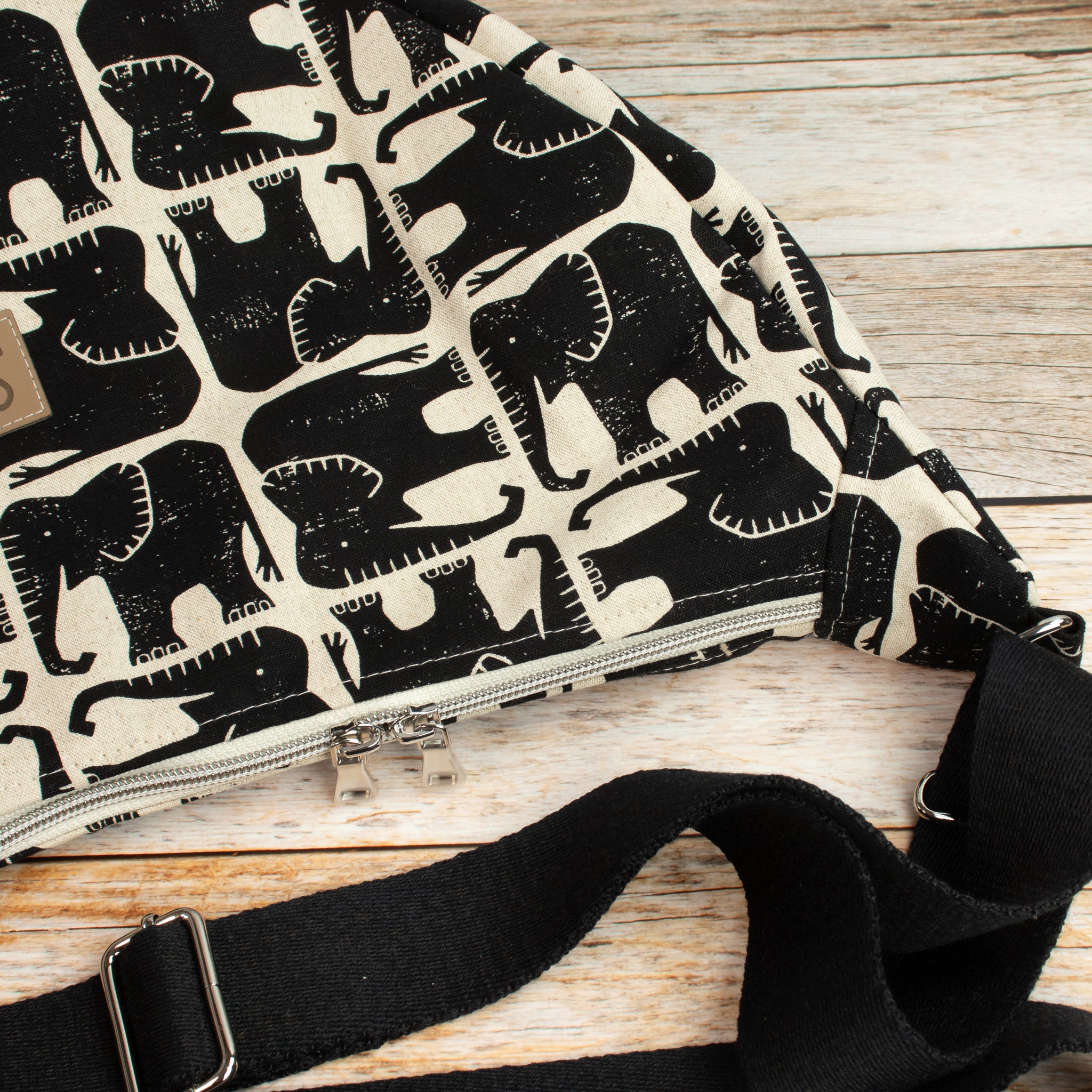 Meluna XL Schultertasche aus Rising Sun Canvas – Handgemachte Tasche mit Elefantenmotiv