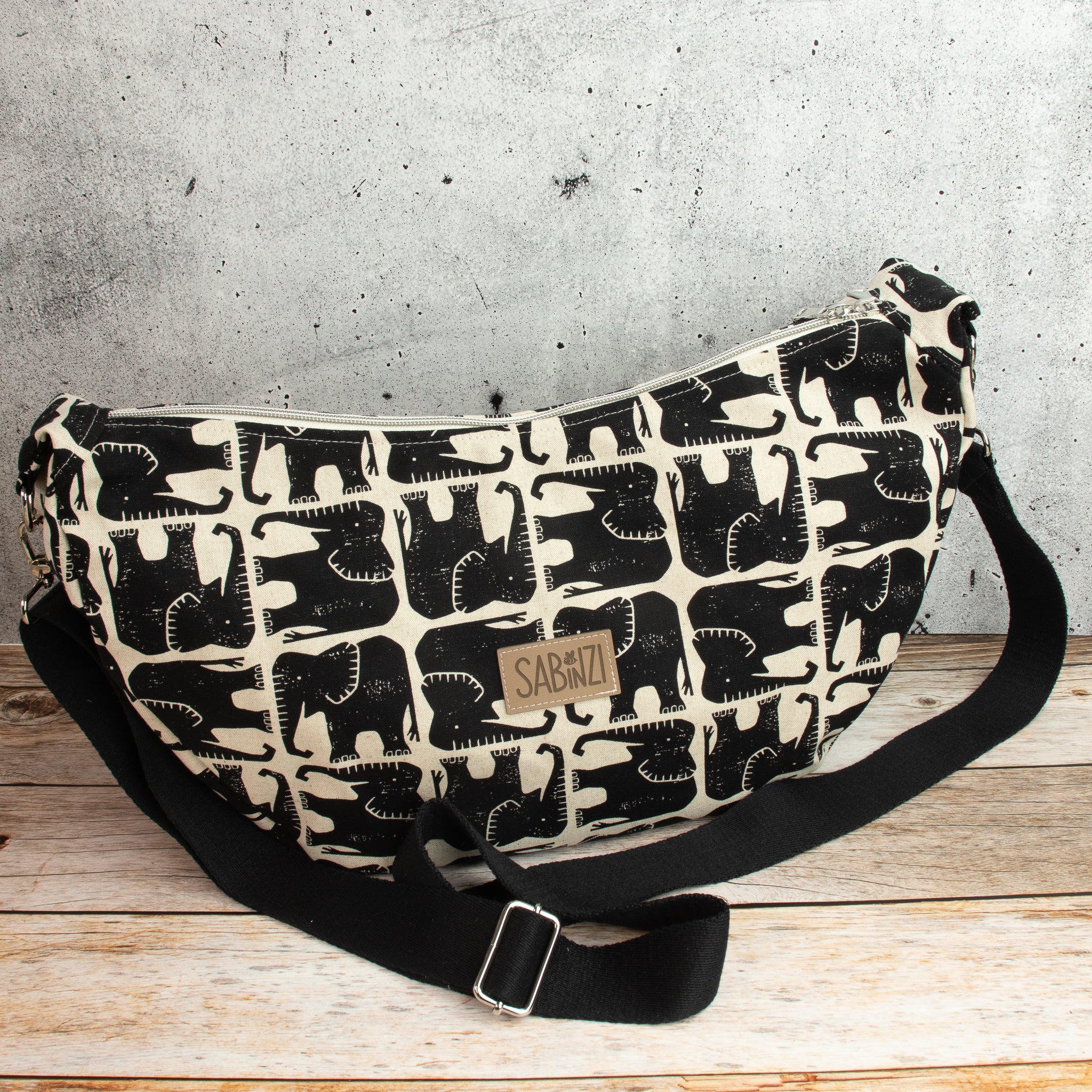 Meluna XL Schultertasche aus Rising Sun Canvas – Handgemachte Tasche mit Elefantenmotiv