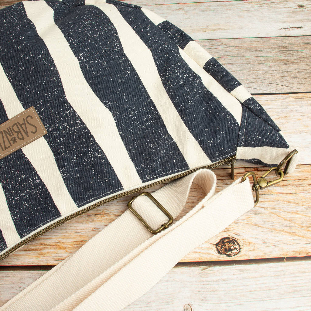 Meluna XL Schultertasche aus echino Sway in Navy – Handgemachte Canvas Tasche mit Streifenlook