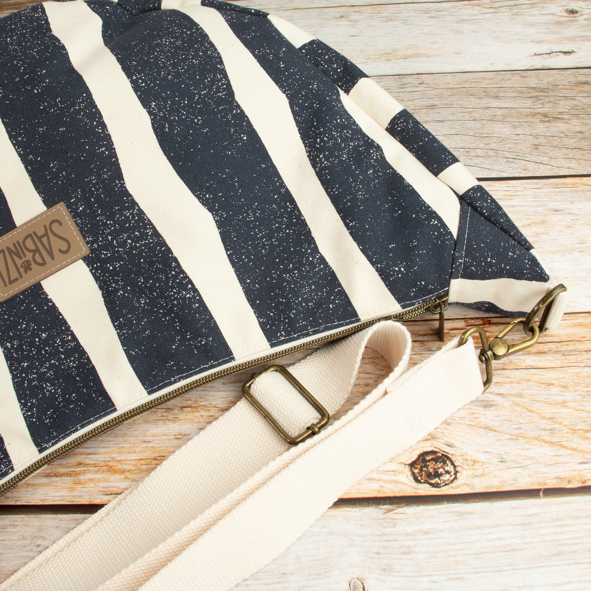 Meluna XL Schultertasche aus echino Sway in Navy – Handgemachte Canvas Tasche mit Streifenlook
