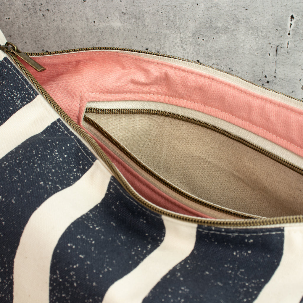 Meluna XL Schultertasche aus echino Sway in Navy – Handgemachte Canvas Tasche mit Streifenlook