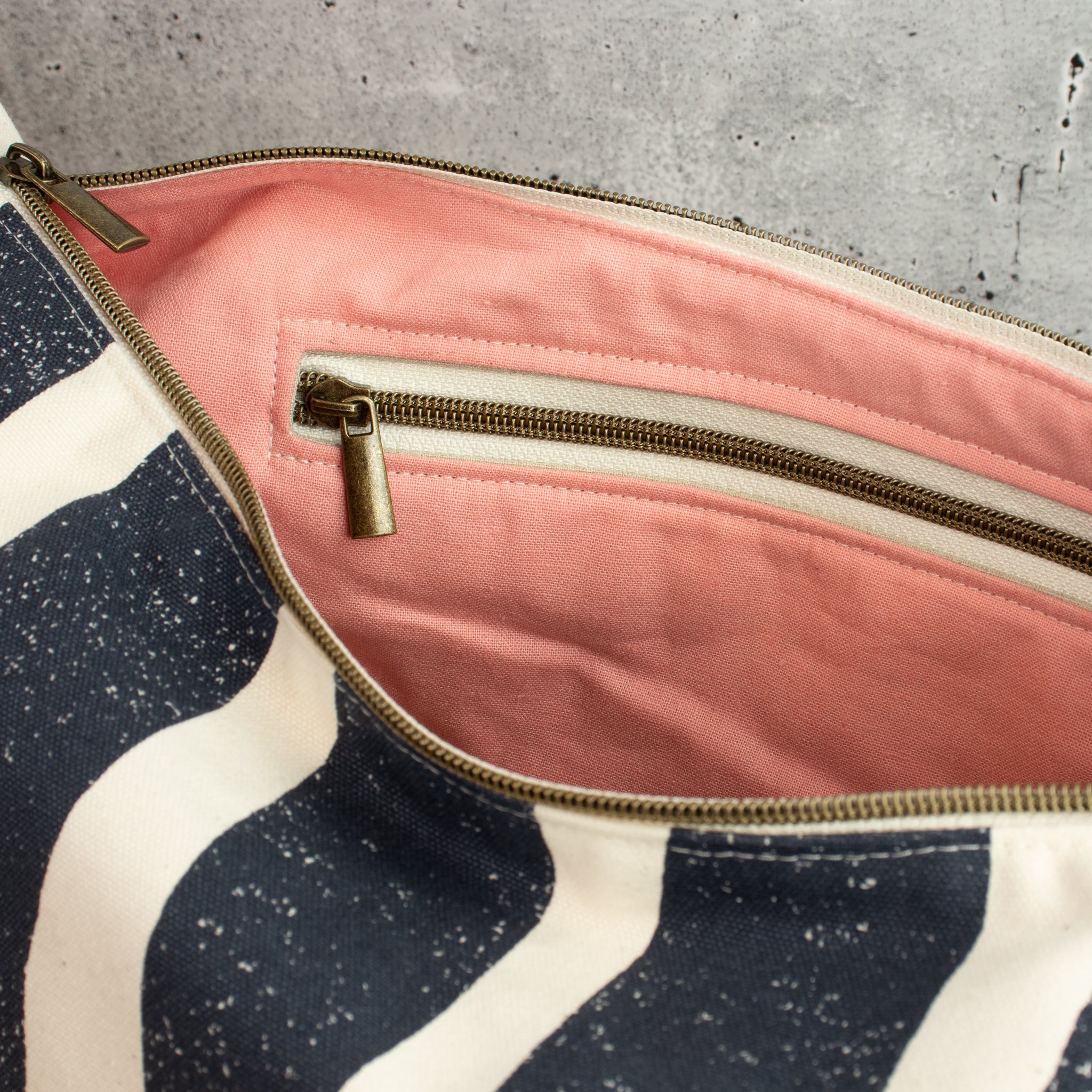 Meluna XL Schultertasche aus echino Sway in Navy – Handgemachte Canvas Tasche mit Streifenlook