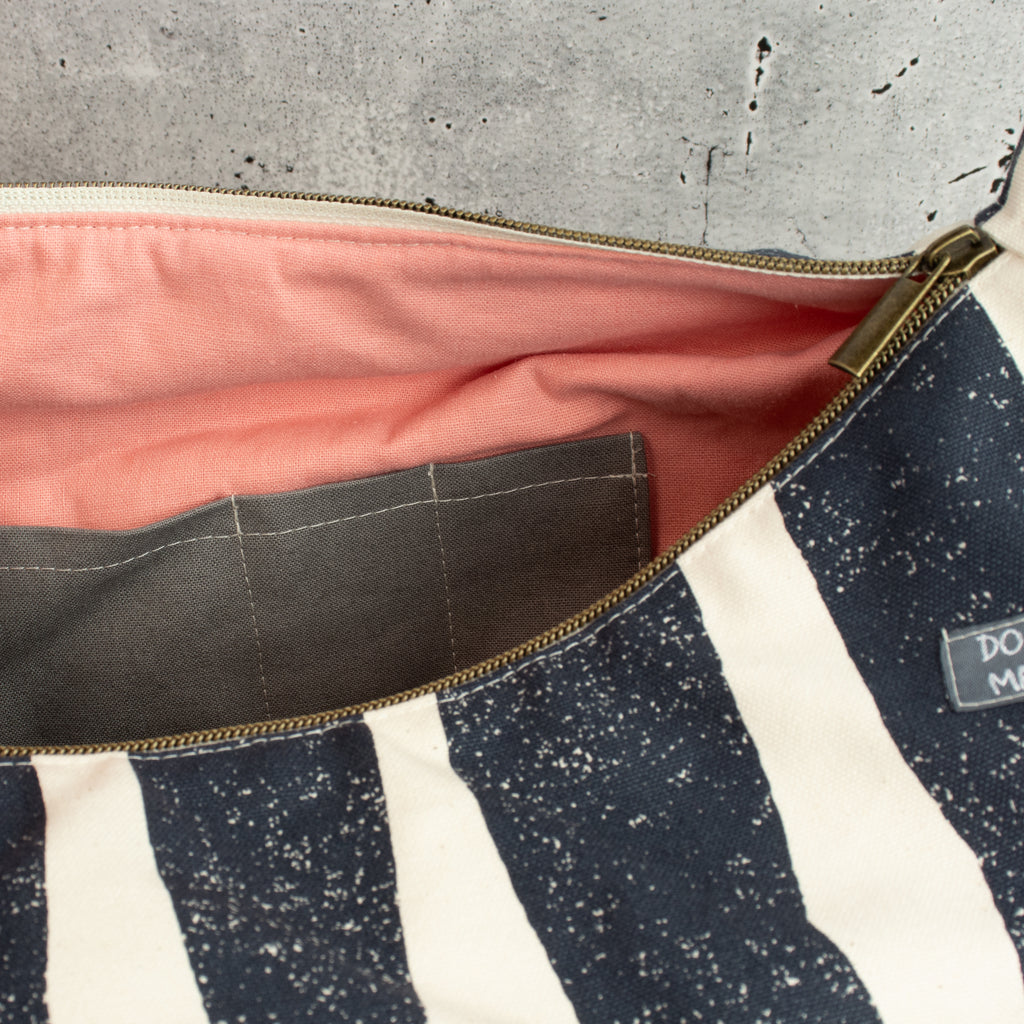 Meluna XL Schultertasche aus echino Sway in Navy – Handgemachte Canvas Tasche mit Streifenlook