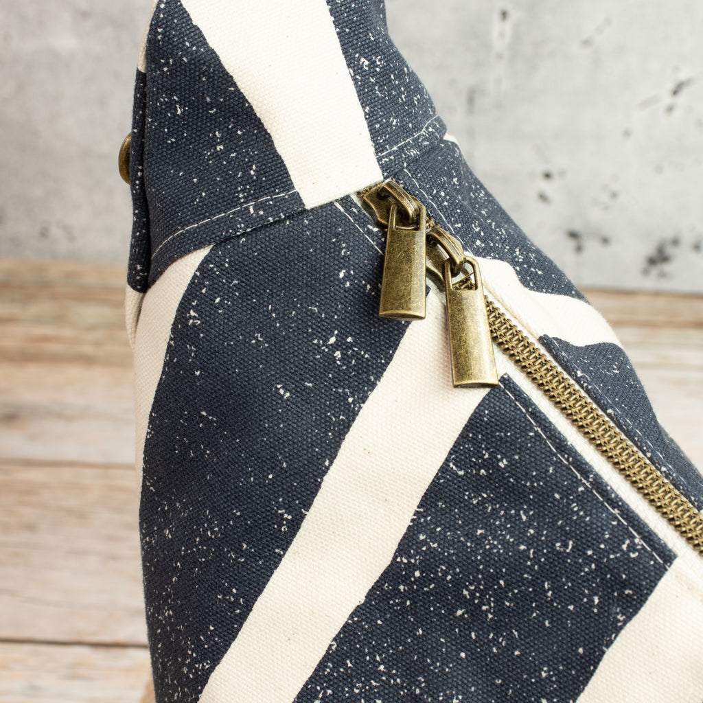 Meluna XL Schultertasche aus echino Sway in Navy – Handgemachte Canvas Tasche mit Streifenlook