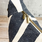Meluna XL Schultertasche aus echino Sway in Navy – Handgemachte Canvas Tasche mit Streifenlook