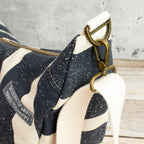 Meluna XL Schultertasche aus echino Sway in Navy – Handgemachte Canvas Tasche mit Streifenlook