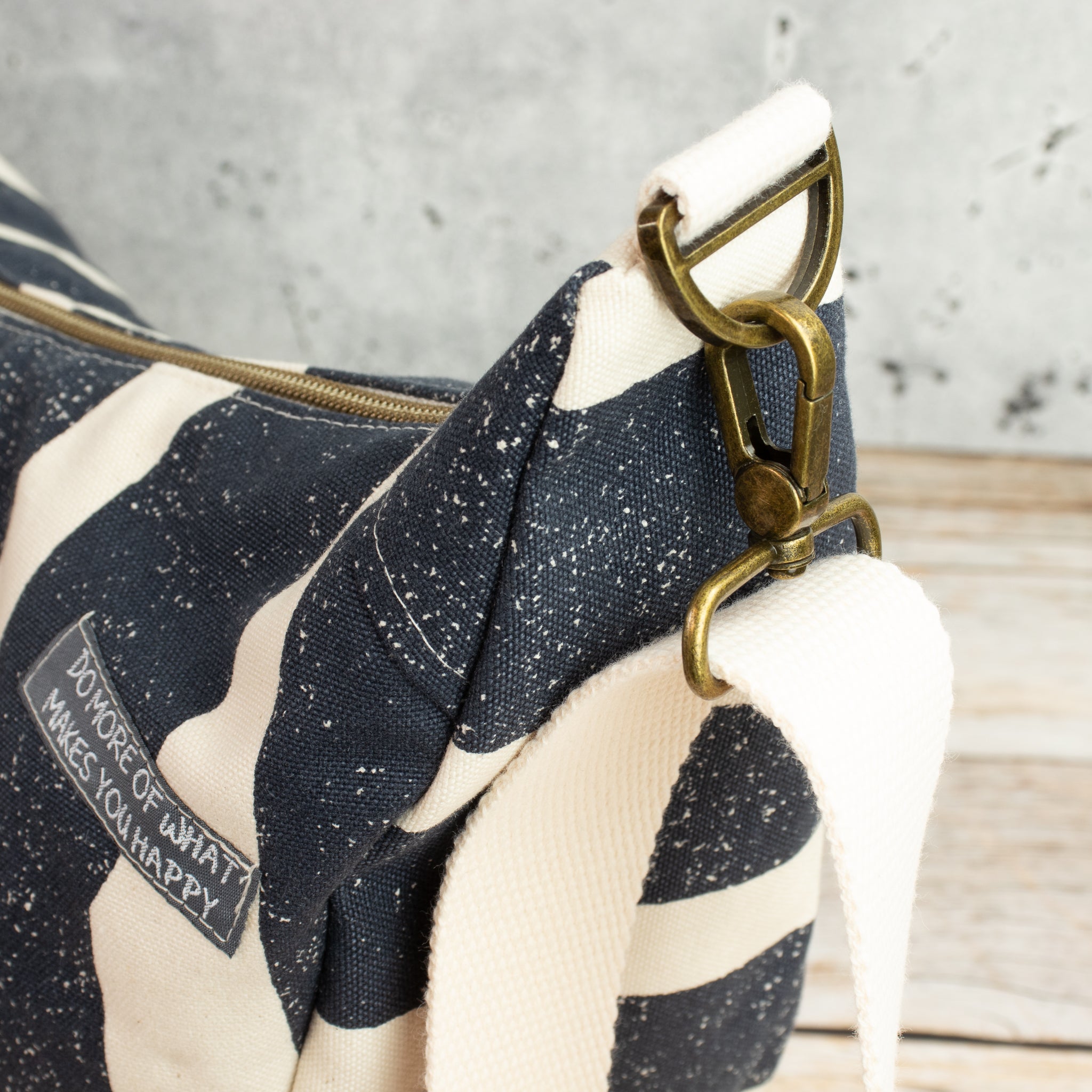 Meluna XL Schultertasche aus echino Sway in Navy – Handgemachte Canvas Tasche mit Streifenlook