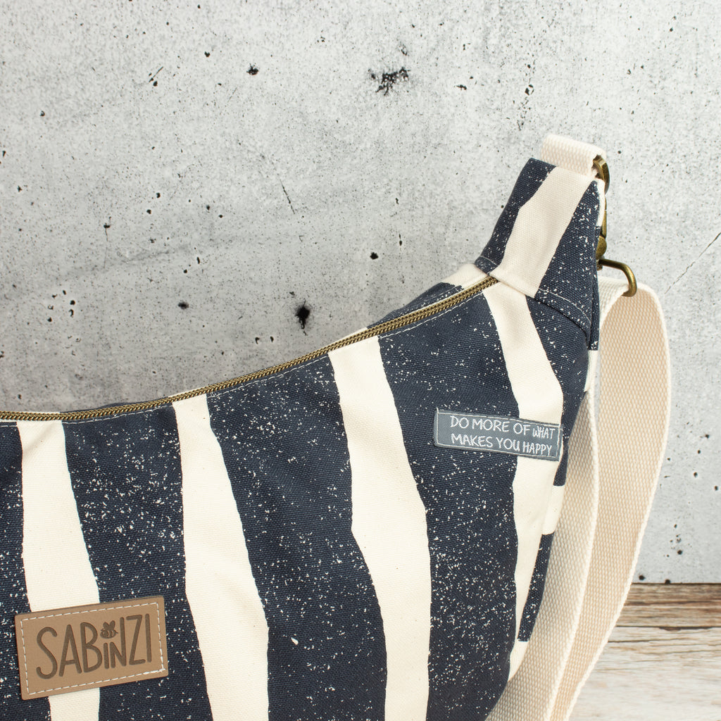 Meluna XL Schultertasche aus echino Sway in Navy – Handgemachte Canvas Tasche mit Streifenlook