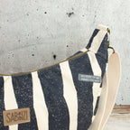 Meluna XL Schultertasche aus echino Sway in Navy – Handgemachte Canvas Tasche mit Streifenlook