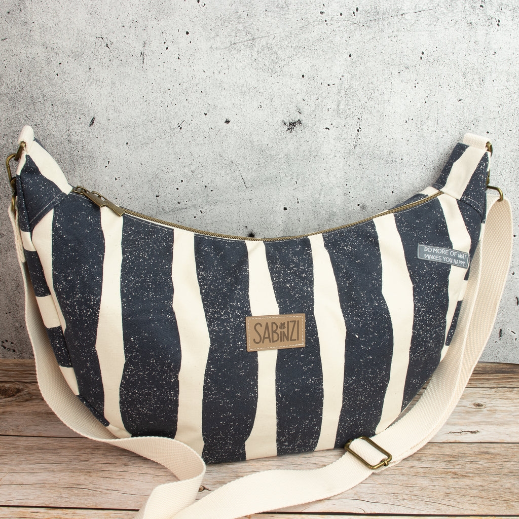Meluna XL Schultertasche aus echino Sway in Navy – Handgemachte Canvas Tasche mit Streifenlook