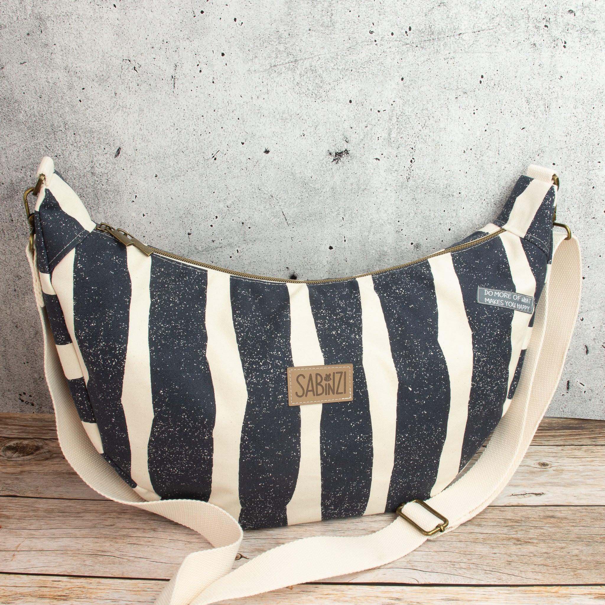 Meluna XL Schultertasche aus echino Sway in Navy – Handgemachte Canvas Tasche mit Streifenlook