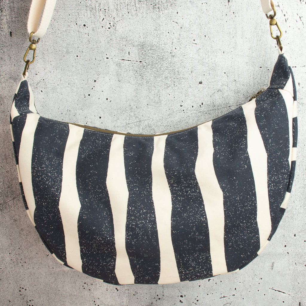 Meluna XL Schultertasche aus echino Sway in Navy – Handgemachte Canvas Tasche mit Streifenlook