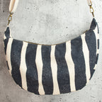 Meluna XL Schultertasche aus echino Sway in Navy – Handgemachte Canvas Tasche mit Streifenlook
