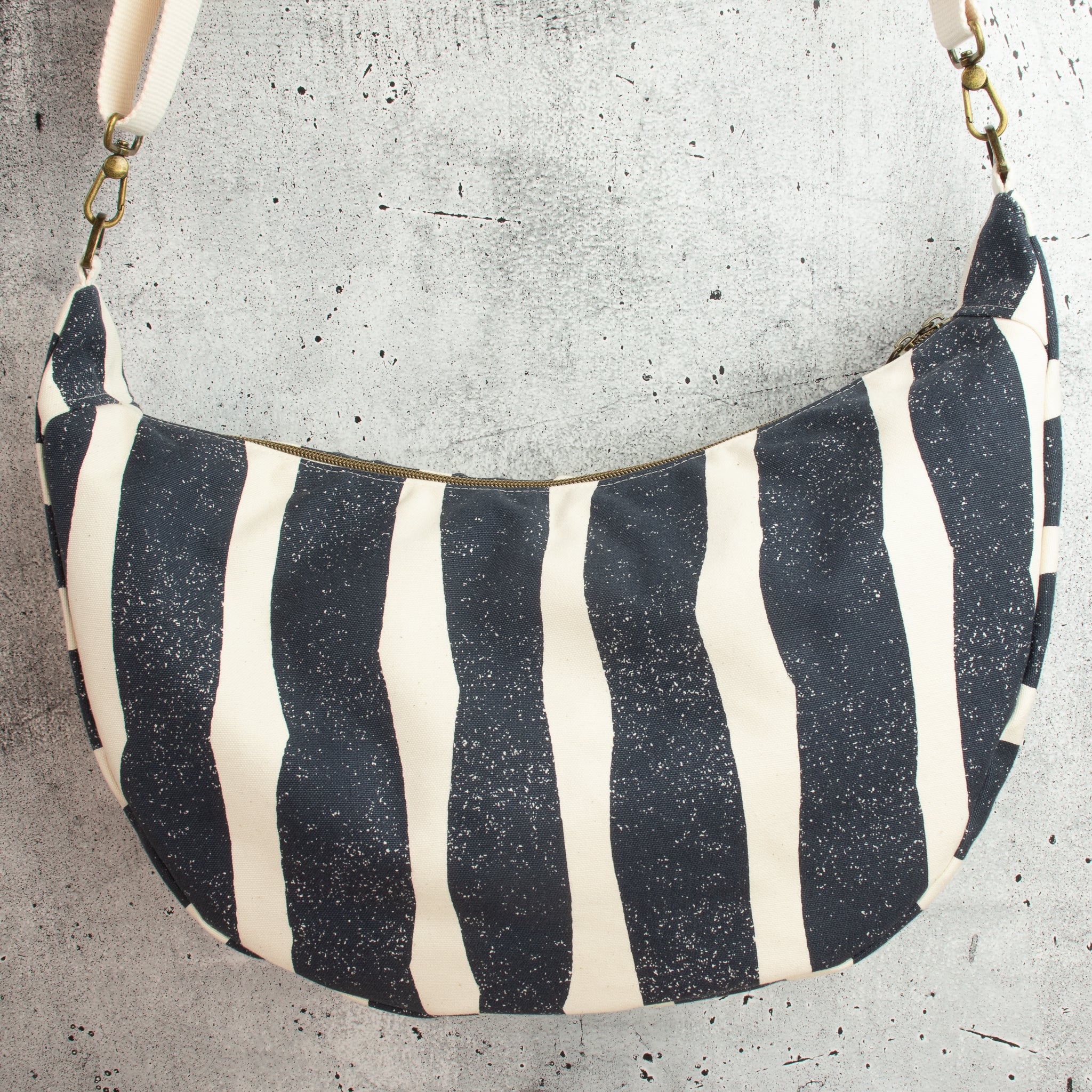 Meluna XL Schultertasche aus echino Sway in Navy – Handgemachte Canvas Tasche mit Streifenlook