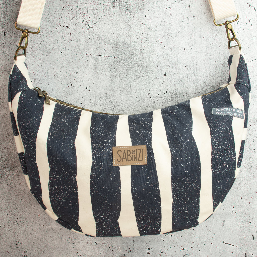 Meluna XL Schultertasche aus echino Sway in Navy – Handgemachte Canvas Tasche mit Streifenlook