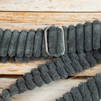 Moonbag Luna aus Cordstoff Zoom Graphite – Halbmondtasche mit Reißverschlussfach