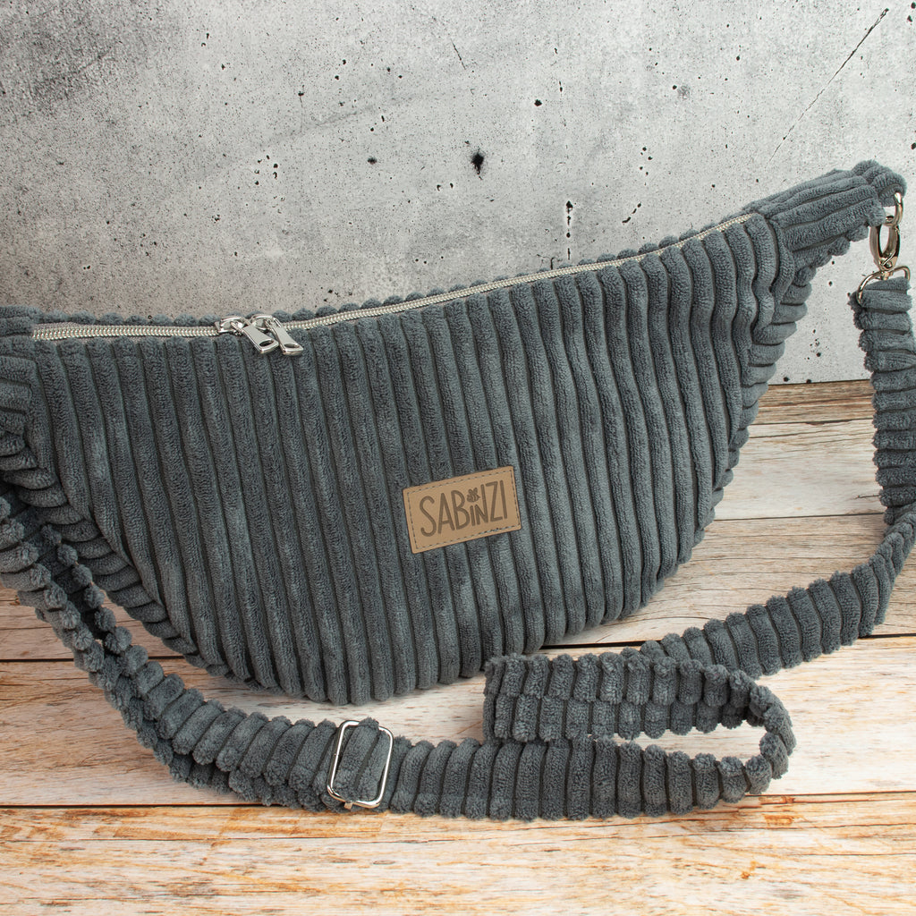 Moonbag Luna aus Cordstoff Zoom Graphite – Halbmondtasche mit Reißverschlussfach