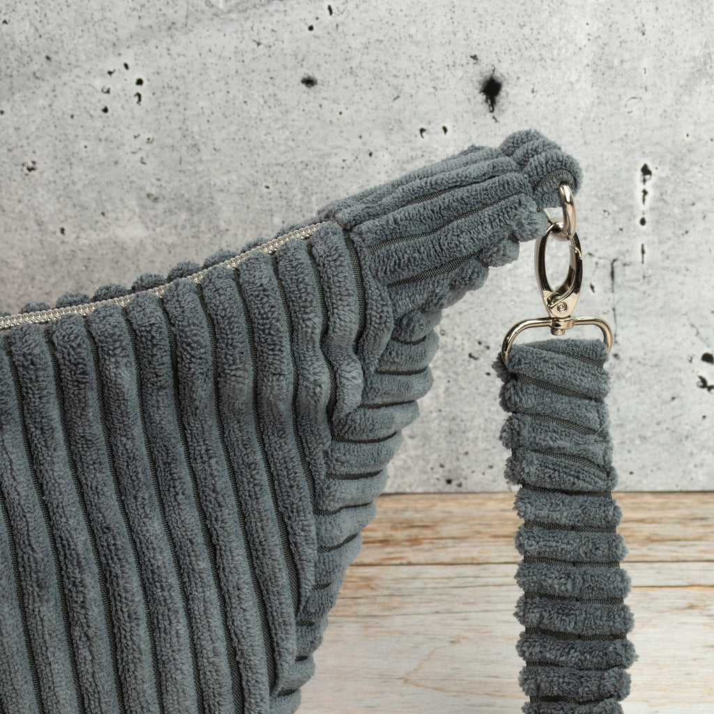 Moonbag Luna aus Cordstoff Zoom Graphite – Halbmondtasche mit Reißverschlussfach