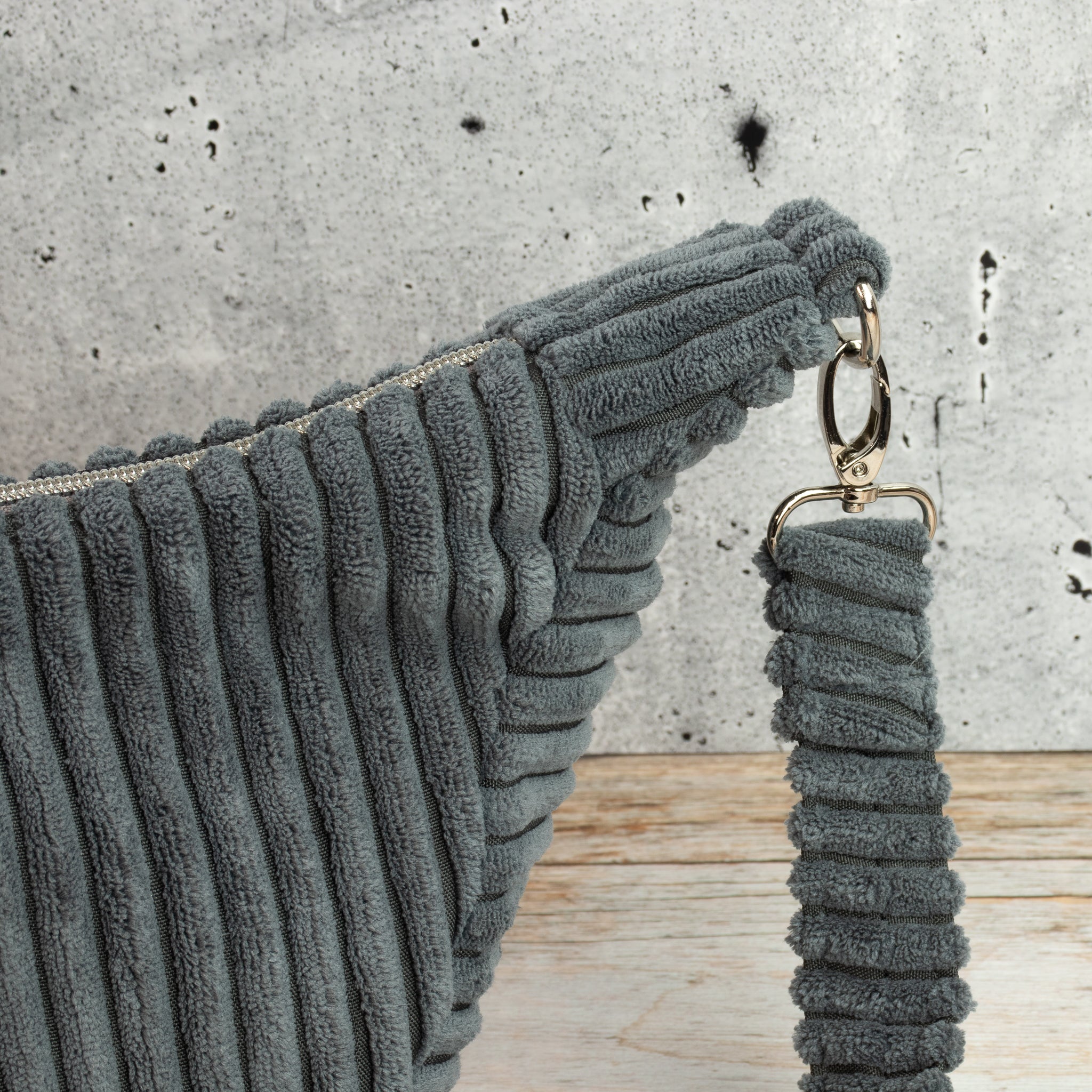 Moonbag Luna aus Cordstoff Zoom Graphite – Halbmondtasche mit Reißverschlussfach