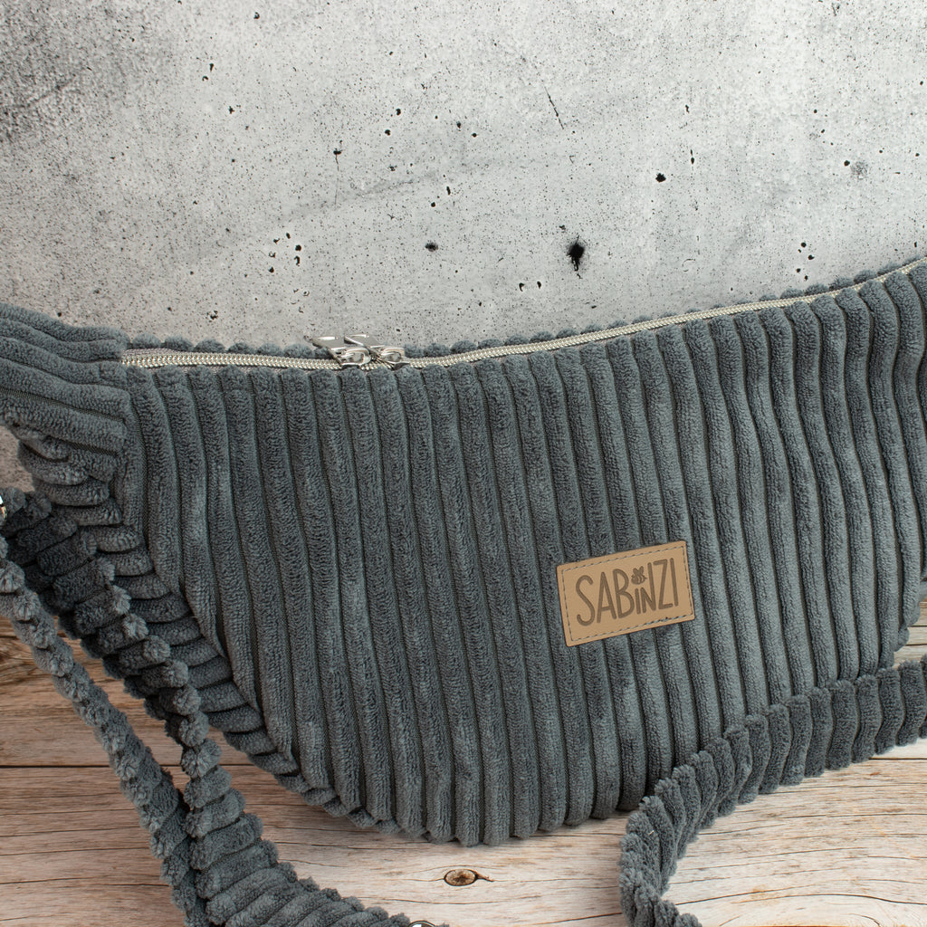 Moonbag Luna aus Cordstoff Zoom Graphite – Halbmondtasche mit Reißverschlussfach