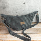 Moonbag Luna aus Cordstoff Zoom Graphite – Halbmondtasche mit Reißverschlussfach