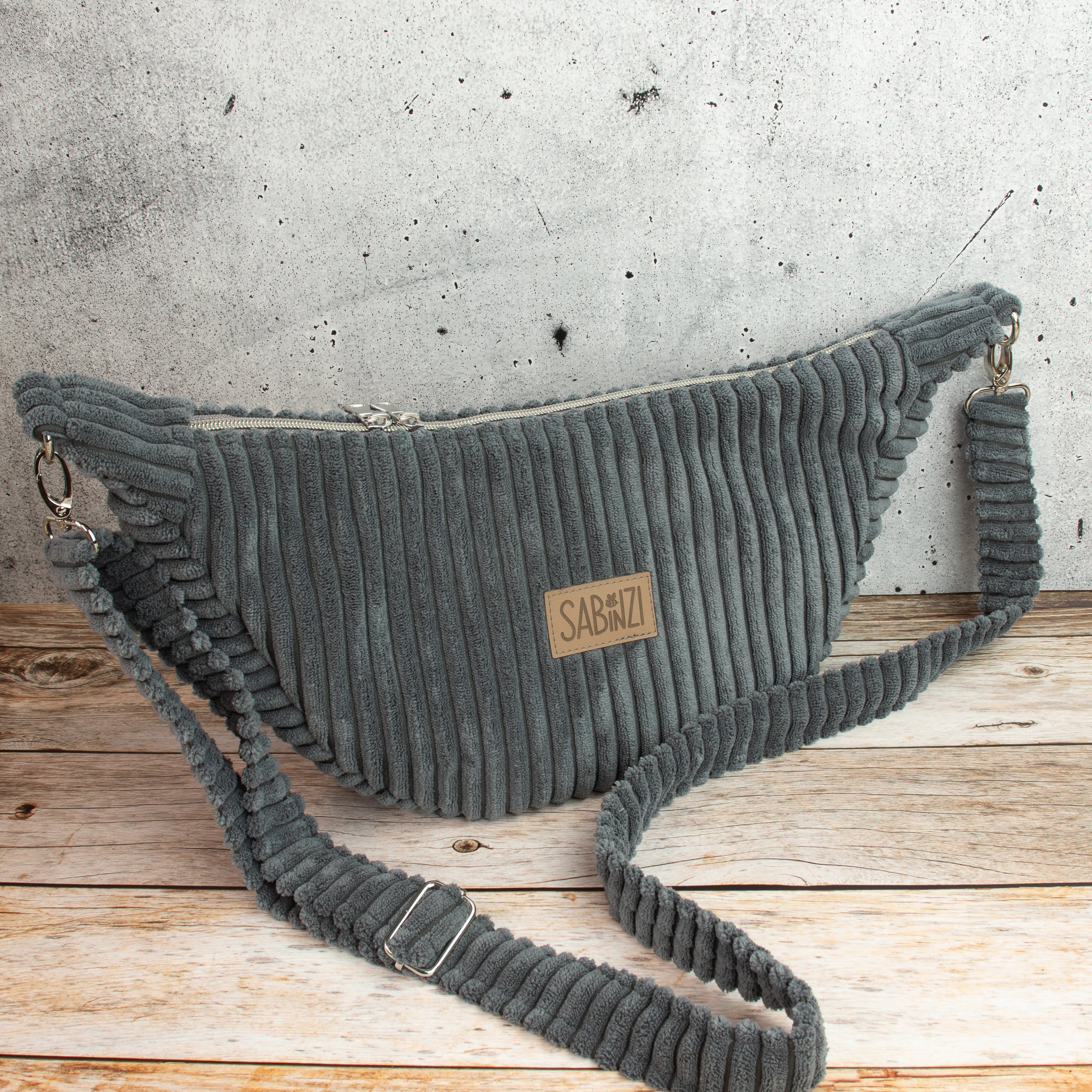Moonbag Luna aus Cordstoff Zoom Graphite – Halbmondtasche mit Reißverschlussfach