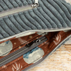Moonbag Luna aus Cordstoff Zoom Graphite – Halbmondtasche mit Reißverschlussfach