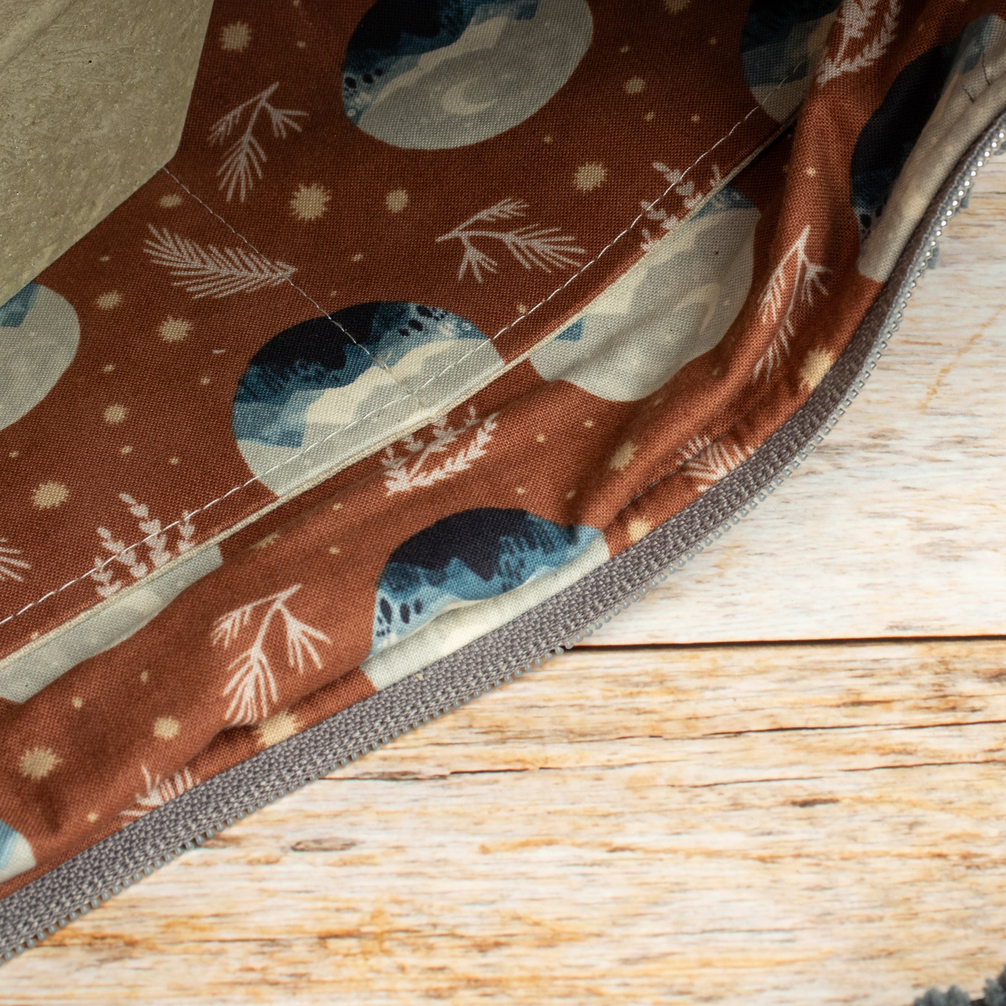 Moonbag Luna aus Cordstoff Zoom Graphite – Halbmondtasche mit Reißverschlussfach