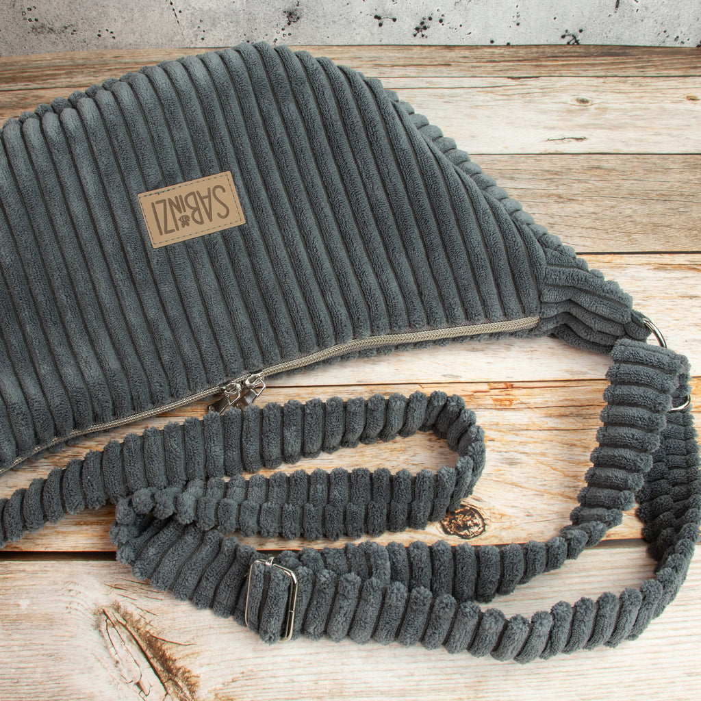 Moonbag Luna aus Cordstoff Zoom Graphite – Halbmondtasche mit Reißverschlussfach