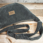 Moonbag Luna aus Cordstoff Zoom Graphite – Halbmondtasche mit Reißverschlussfach
