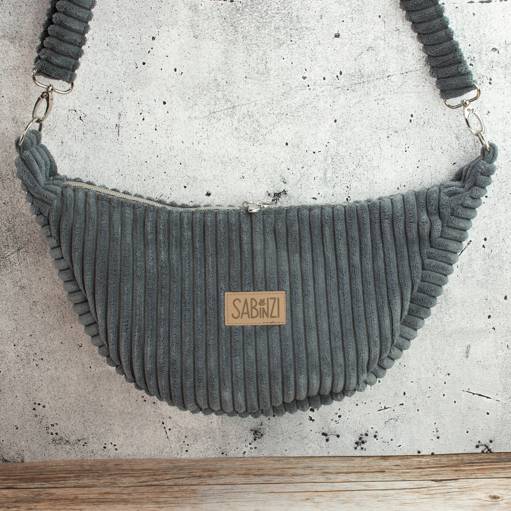 Moonbag Luna aus Cordstoff Zoom Graphite – Halbmondtasche mit Reißverschlussfach