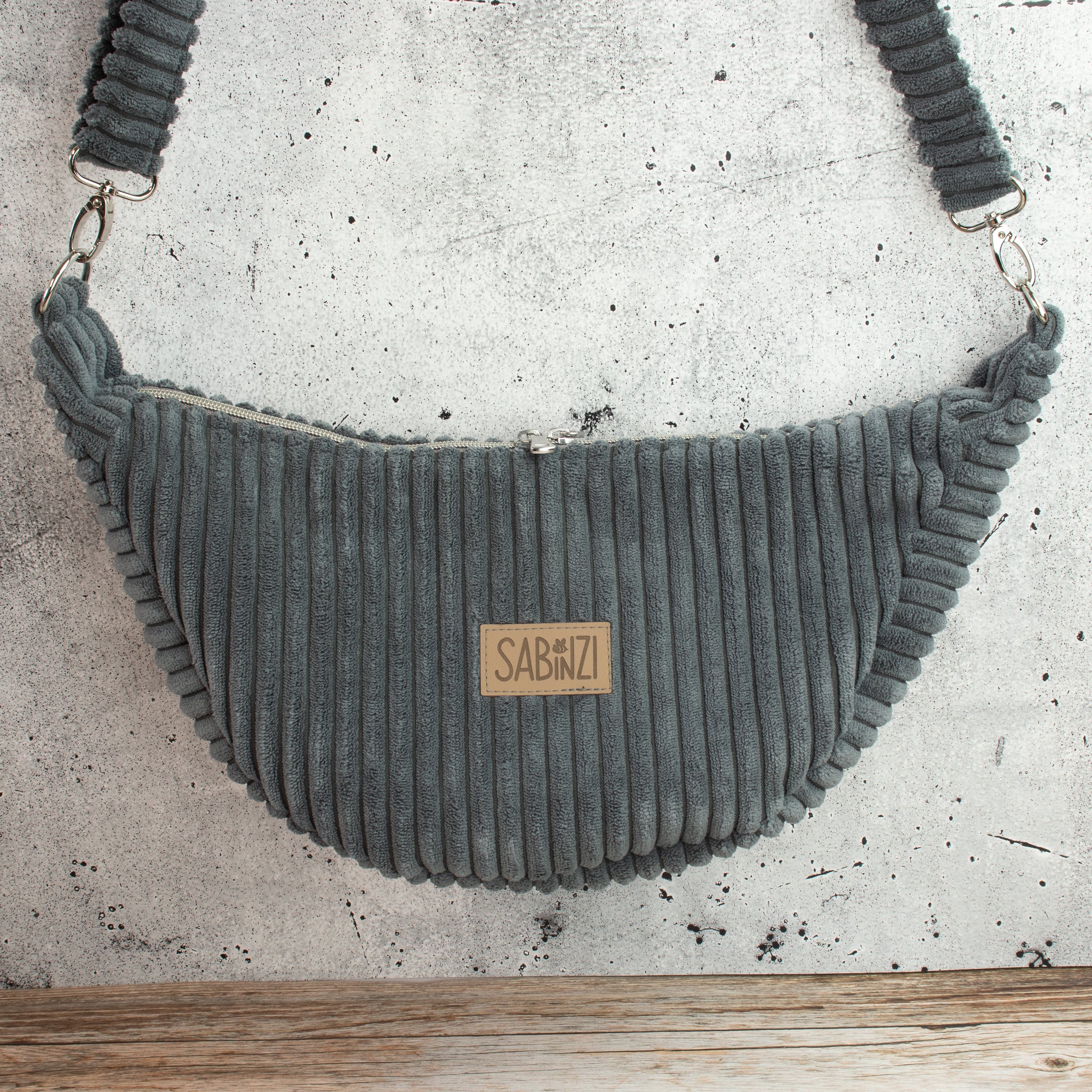 Moonbag Luna aus Cordstoff Zoom Graphite – Halbmondtasche mit Reißverschlussfach