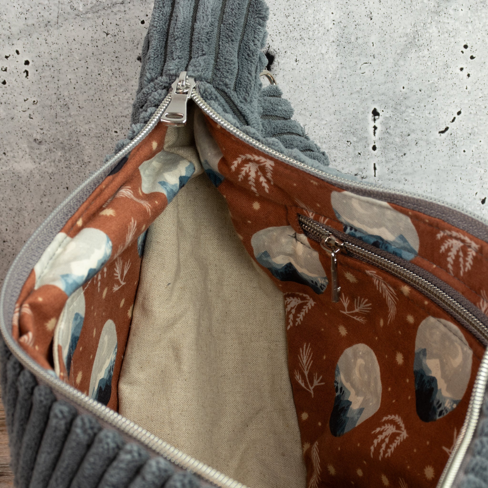 Moonbag Luna aus Cordstoff Zoom Graphite – Halbmondtasche mit Reißverschlussfach