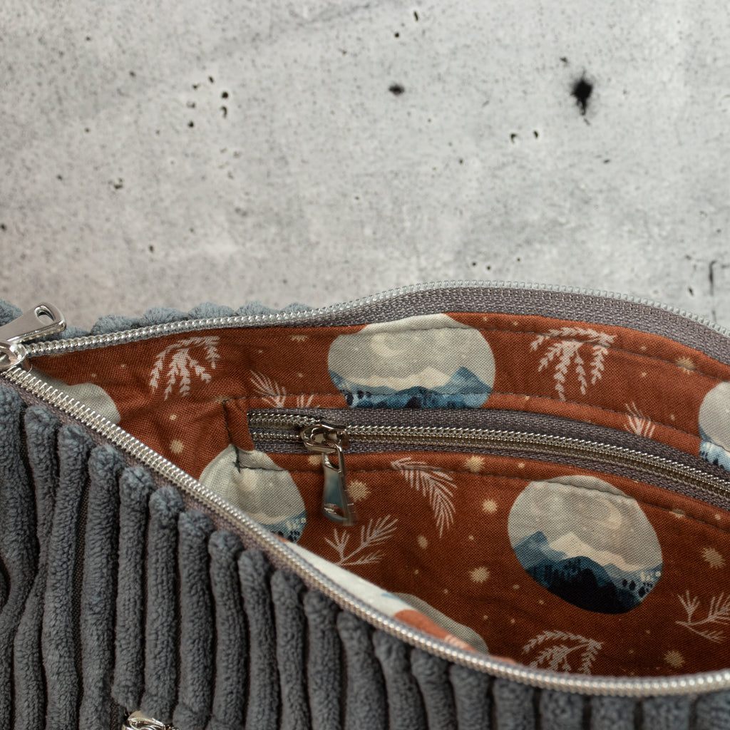 Moonbag Luna aus Cordstoff Zoom Graphite – Halbmondtasche mit Reißverschlussfach