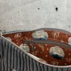 Moonbag Luna aus Cordstoff Zoom Graphite – Halbmondtasche mit Reißverschlussfach