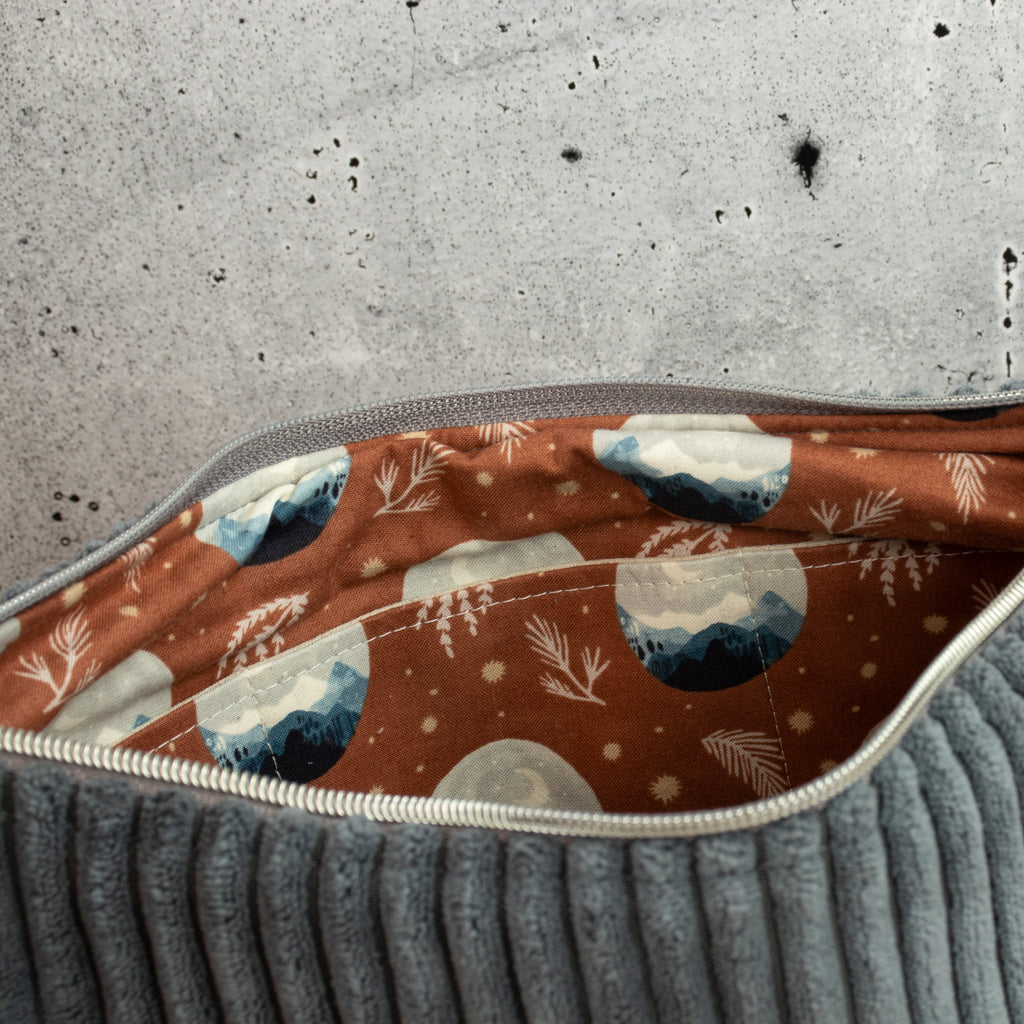 Moonbag Luna aus Cordstoff Zoom Graphite – Halbmondtasche mit Reißverschlussfach