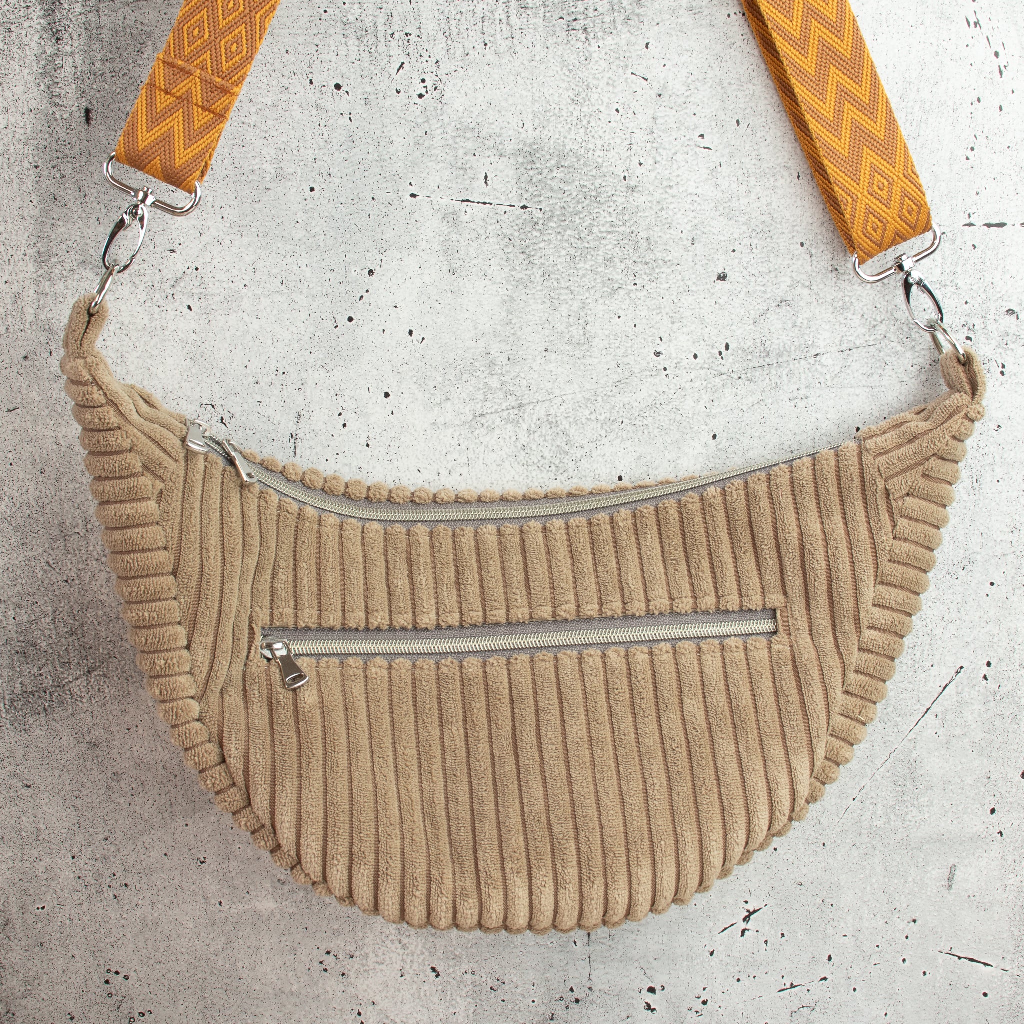 Moonbag Luna aus Cordstoff Zoom Toffee – Halbmondtasche mit gemustertem Gurtband
