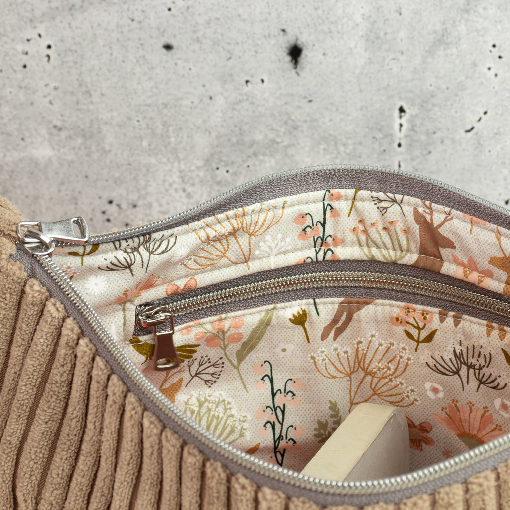 Moonbag Luna aus Cordstoff Zoom Toffee – Halbmondtasche mit gemustertem Gurtband