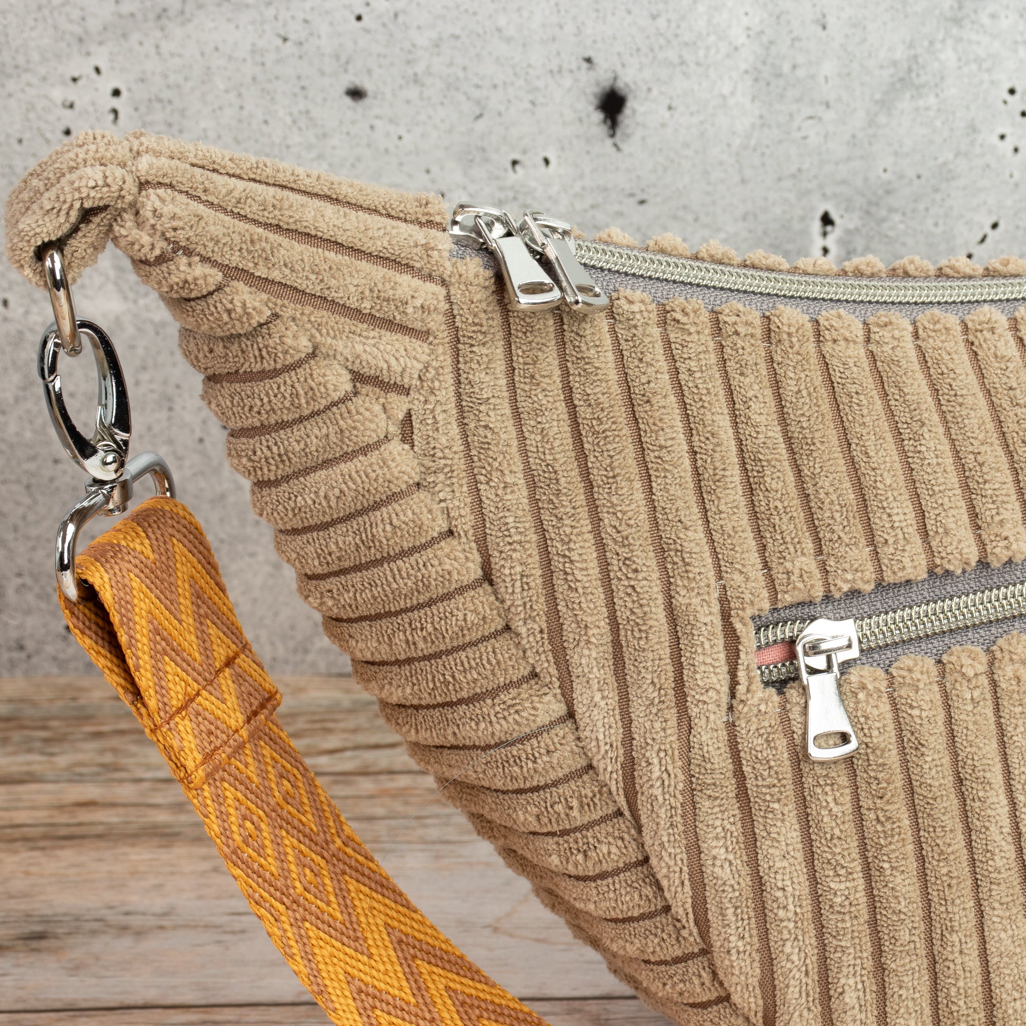 Moonbag Luna aus Cordstoff Zoom Toffee – Halbmondtasche mit gemustertem Gurtband