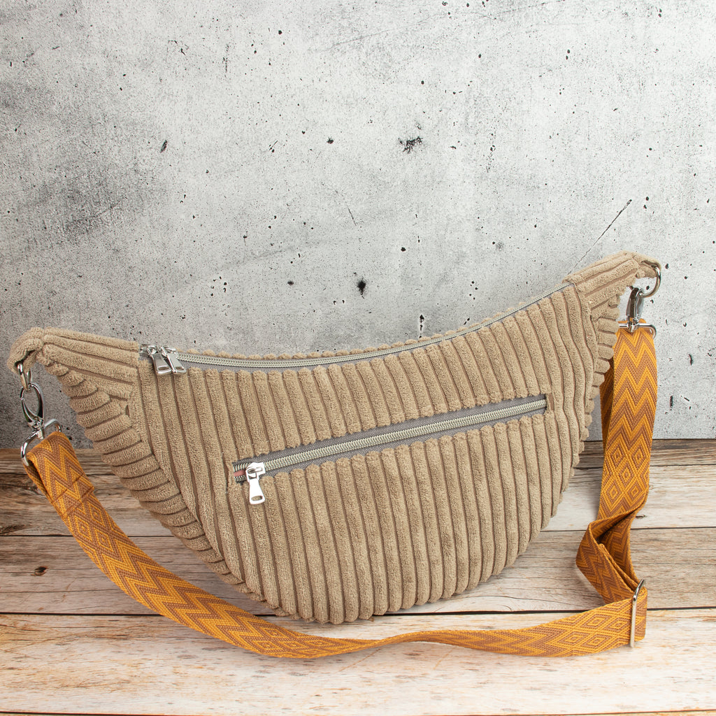 Moonbag Luna aus Cordstoff Zoom Toffee – Halbmondtasche mit gemustertem Gurtband