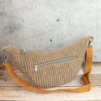 Moonbag Luna aus Cordstoff Zoom Toffee – Halbmondtasche mit gemustertem Gurtband